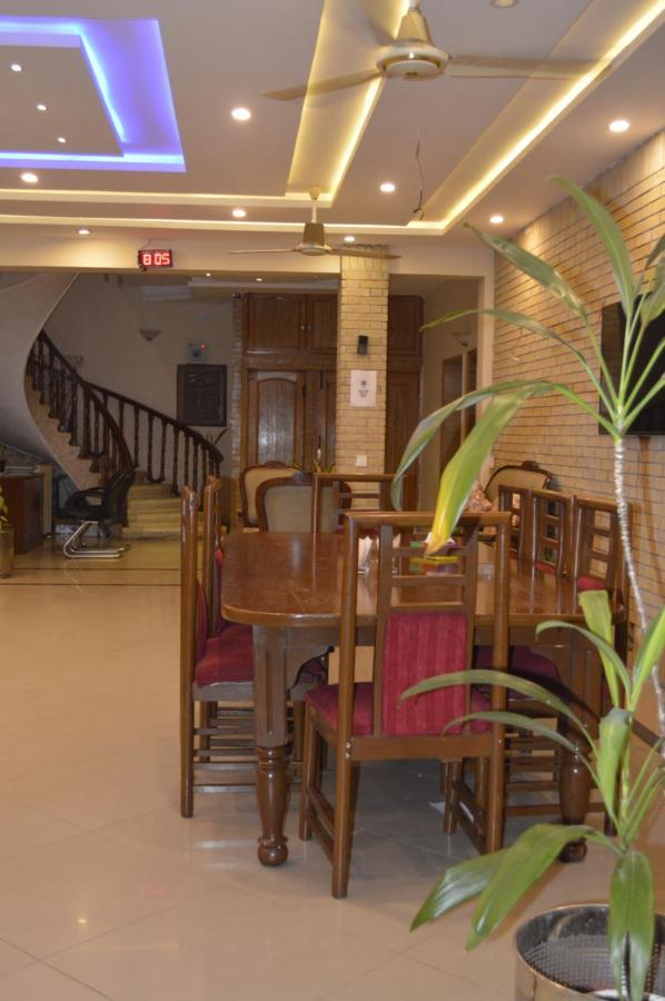 New Shelton Guest House Islamabad Bagian luar foto