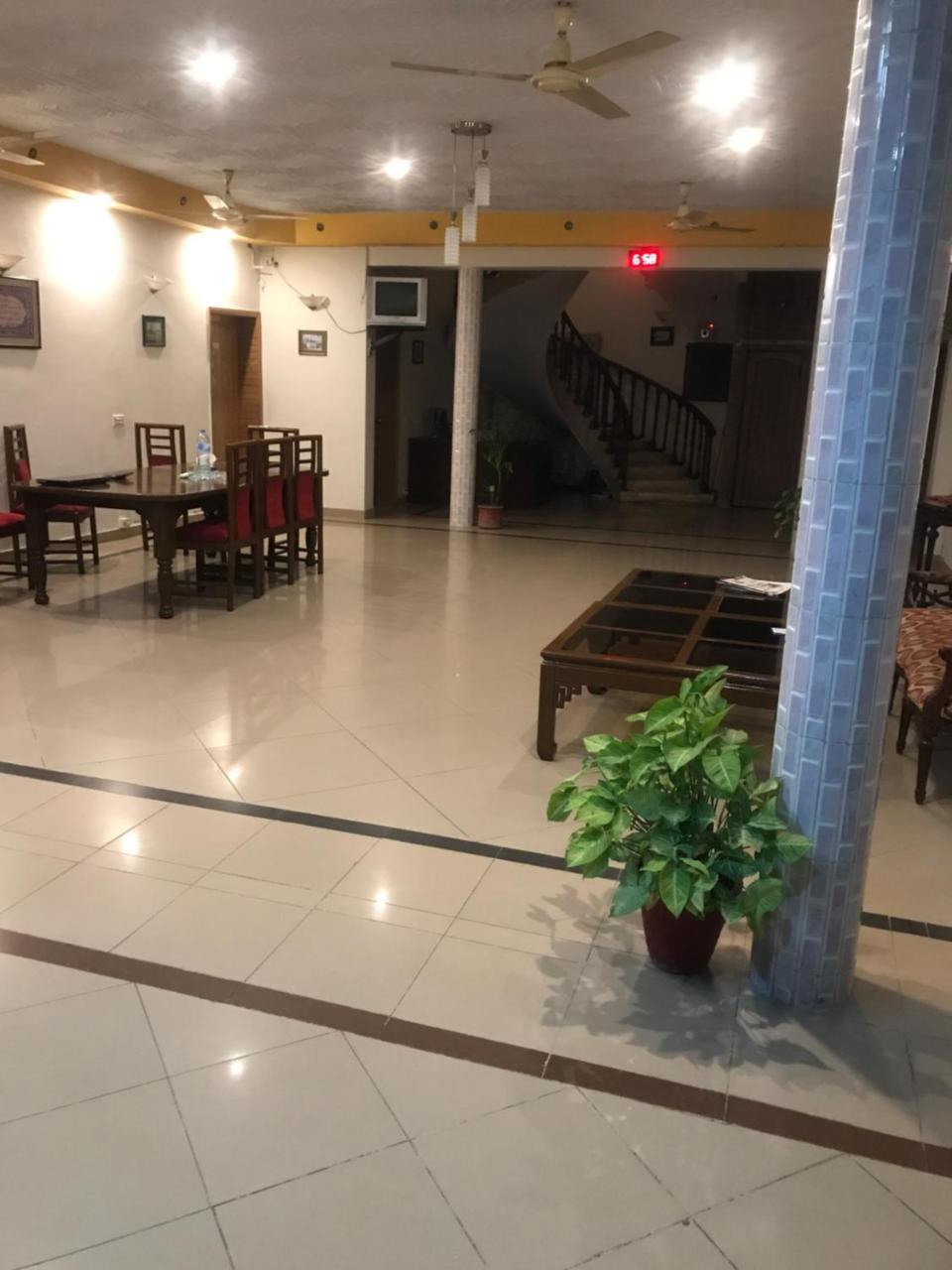 New Shelton Guest House Islamabad Bagian luar foto