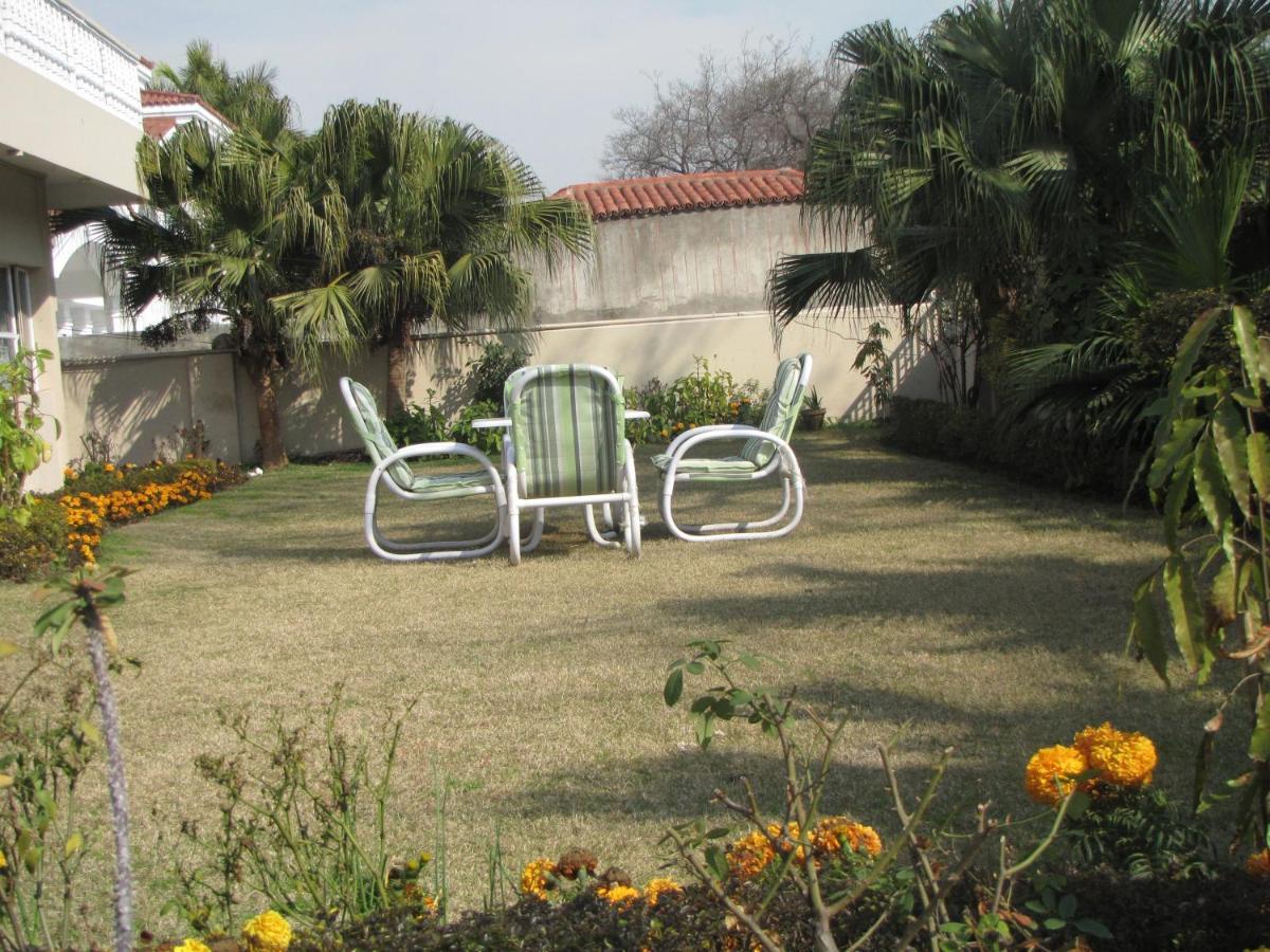 New Shelton Guest House Islamabad Bagian luar foto