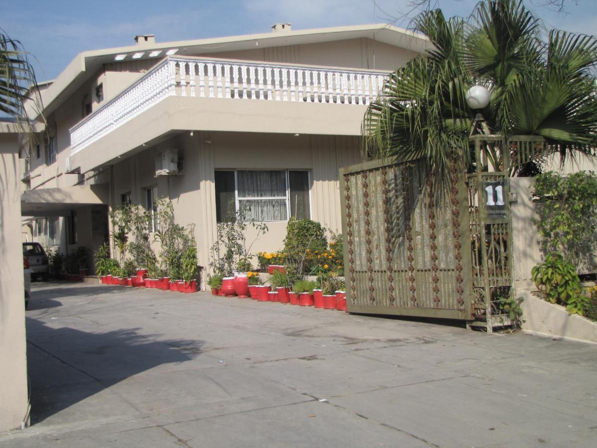 New Shelton Guest House Islamabad Bagian luar foto